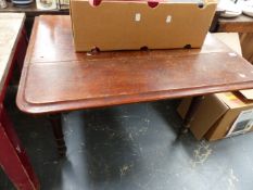 A VICTORIAN MAHOGANY PEMBROKE TABLE.