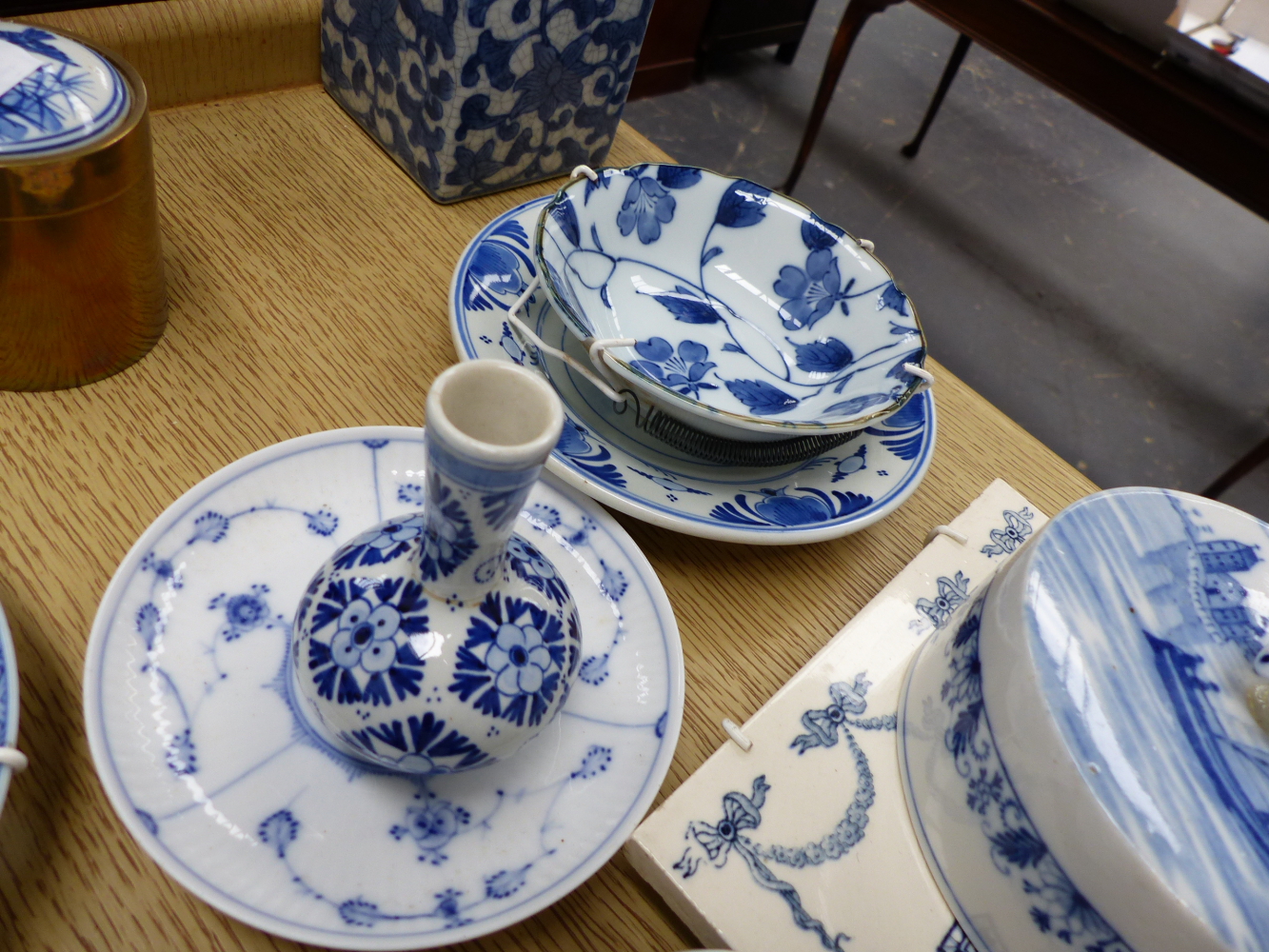 A QTY OF ORIENTAL AND OTHER BLUE AND WHITE CHINAWARES. - Image 23 of 33