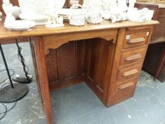 A SMALL OAK KNEEHOLE DESK.