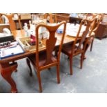 AN EARLY 20th.C.MAHOGANY WIND OUT DINING TABLE AND FIVE SIMILAR DINING CHAIRS.