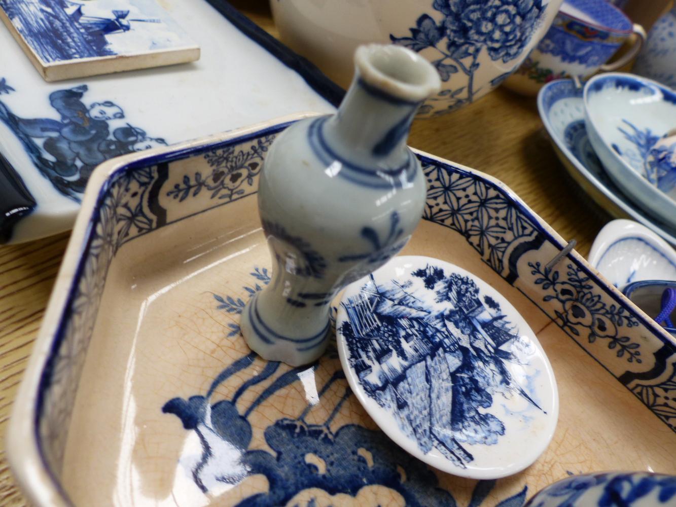 A QTY OF ORIENTAL AND OTHER BLUE AND WHITE CHINAWARES. - Image 33 of 33