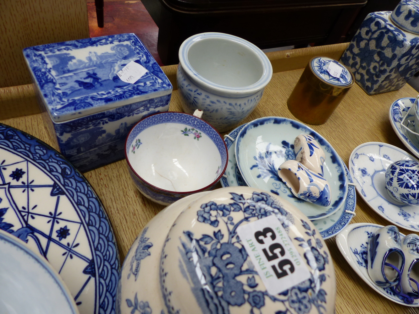 A QTY OF ORIENTAL AND OTHER BLUE AND WHITE CHINAWARES. - Image 20 of 33