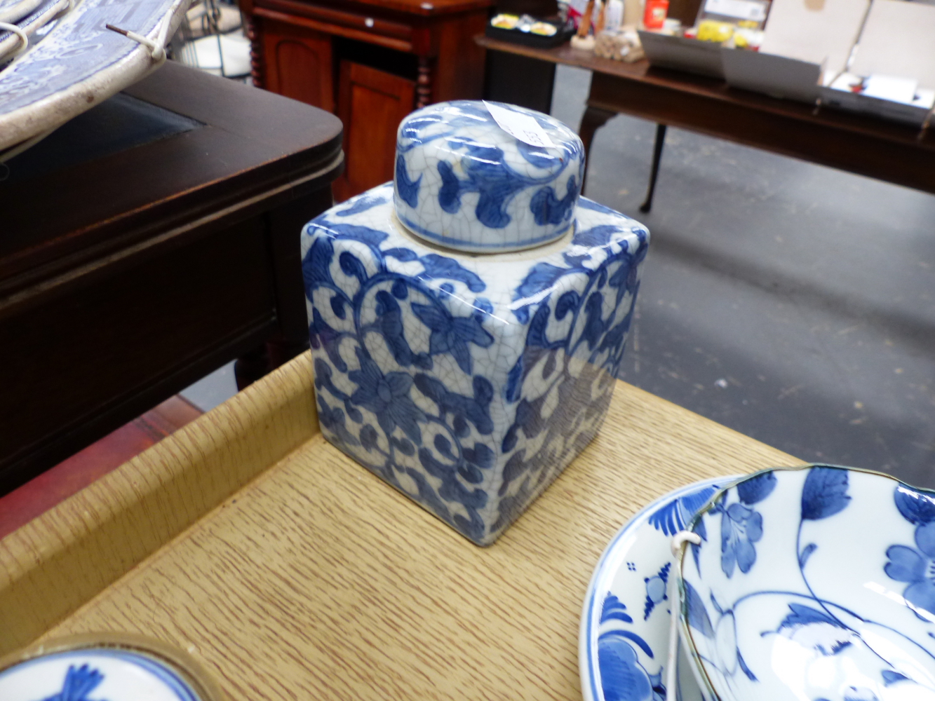 A QTY OF ORIENTAL AND OTHER BLUE AND WHITE CHINAWARES. - Image 22 of 33