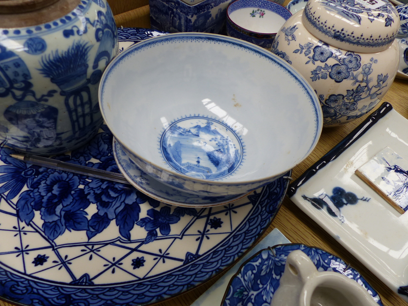 A QTY OF ORIENTAL AND OTHER BLUE AND WHITE CHINAWARES. - Image 18 of 33