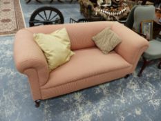 A GOOD QUALITY EDWARDIAN CHESTERFIELD SETTEE WITH RECENT UPHOLSTERY.