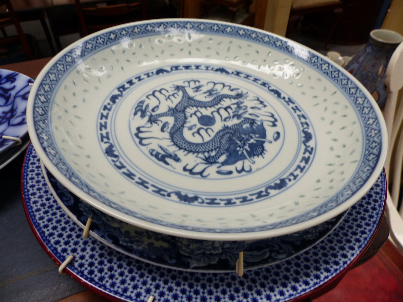 A QTY OF ORIENTAL AND OTHER BLUE AND WHITE CHINAWARES. - Image 29 of 33