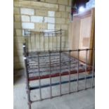 AN ANTIQUE BRASS DOUBLE BED.