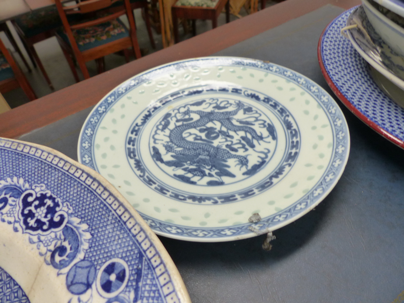 A QTY OF ORIENTAL AND OTHER BLUE AND WHITE CHINAWARES. - Image 27 of 33