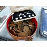 VARIOUS COINAGE TO INCLUDE PENNIES, CROWNS, ETC TOGETHER WITH A GILT WHITE METAL BUTTON SET.