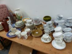 A QTY OF CHINA AND GLASSWARE.