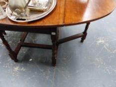 A LARGE BESPOKE OAK GEORGIAN STYLE COTTAGE DINING TABLE.