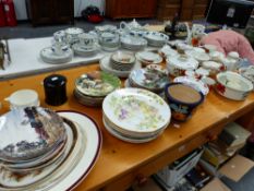 A LARGE QTY OF COLLECTOR'S PLATES,ETC