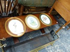 AN ARTS AND CRAFTS SYTLE MAHOGANY COFFEE TABLE.