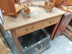 A GEORGIAN MAHOGANY SIDE TABLE.