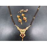AN ORNATE COSTUME NECKLACE TOGETHER WITH MATCHING EARRINGS AND A FURTHER PAIR OF 22ct EARRINGS.