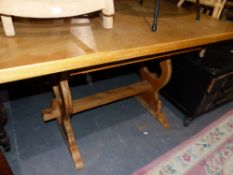 A SMALL OAK DINING TABLE.