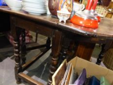 A GEORGIAN OAK DROP LEAF TABLE.