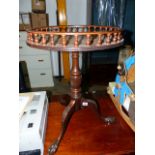 A VICTORIAN STYLE TRIPOD TABLE.