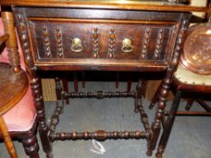 AN ANTIQUE 17th.C.STYLE OAK SIDE TABLE.