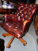 A LEATHER SWIVEL OFFICE CHAIR WITH BUTTON UPHOLSTERY.