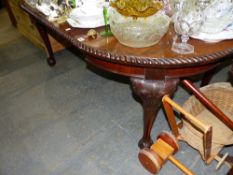 AN EARLY 20th.C.MAHOGANY WIND OUT DINING TABLE WITH TWO LEAVES.