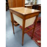 AN INLAID LATE GEORGIAN SATINWOOD WORK TABLE WITH APRON DRAWER/BAG ON SLENDER TAPERED LEGS.