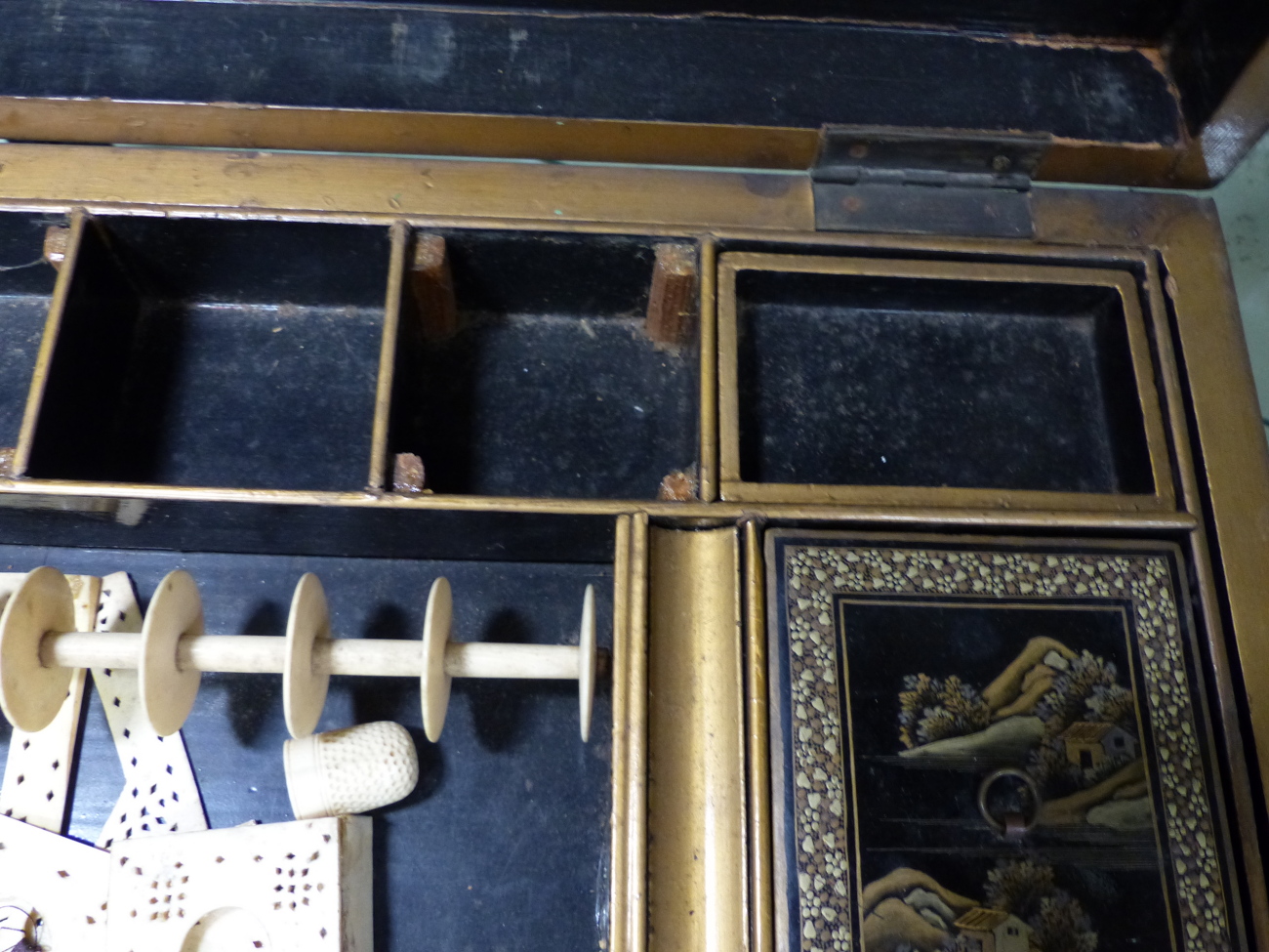 A CHINESE EXPORT LACQUER WORK/WRITING BOX WITH FITTED INTERIOR AND BASE DRAWER ENCLOSING WRITING - Image 17 of 21