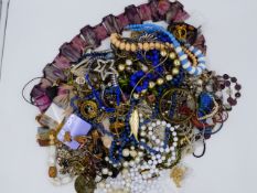 A SELECTION OF COSTUME JEWELLERY.