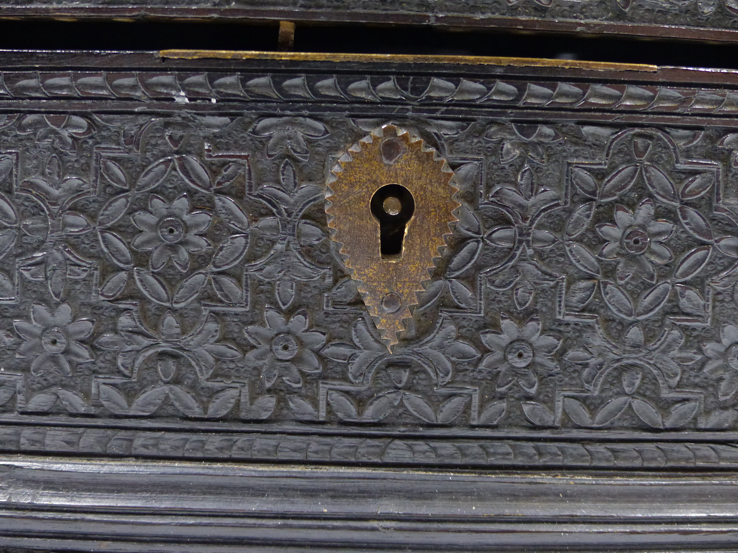 A CARVED INDO COLONIAL HARDWOOD LIFT TOP DRESSING CASE WITH OVERALL INTRICATE FOLIATE DECORATION, - Image 15 of 17