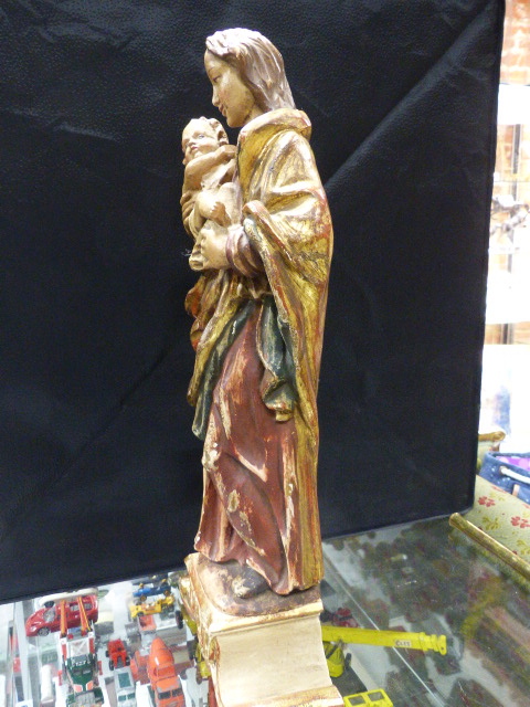 A CONTINENTAL CARVED AND POLYCHROME STANDING FIGURAL GROUP OF THE MADONNA AND CHILD WITH GILT - Bild 18 aus 32