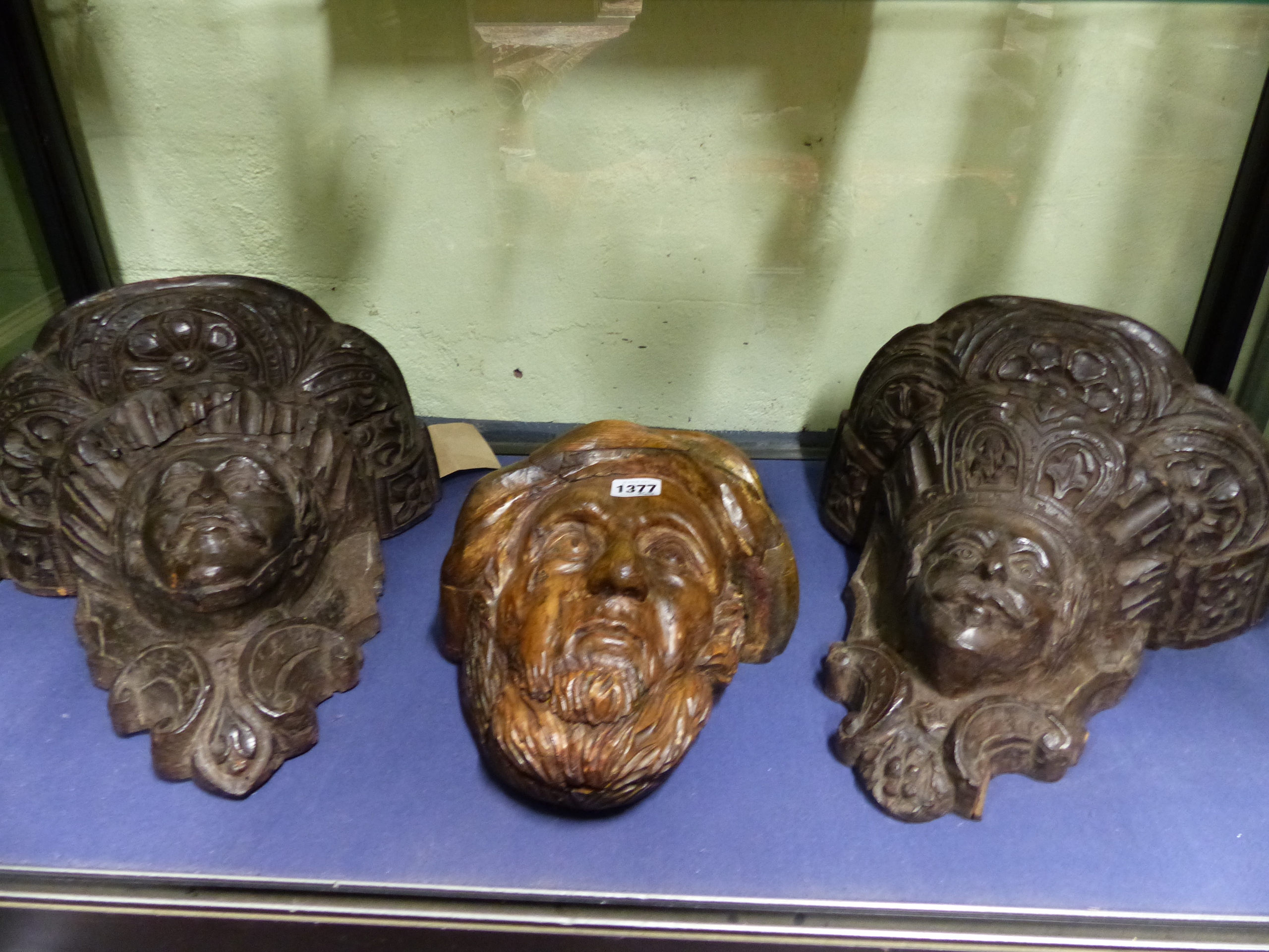 A PAIR OF EARLY CARVED OAK WALL BRACKETS, EACH DECORATED WITH THE FACE OF A MAN WITHIN SCROLLWORK - Bild 16 aus 22