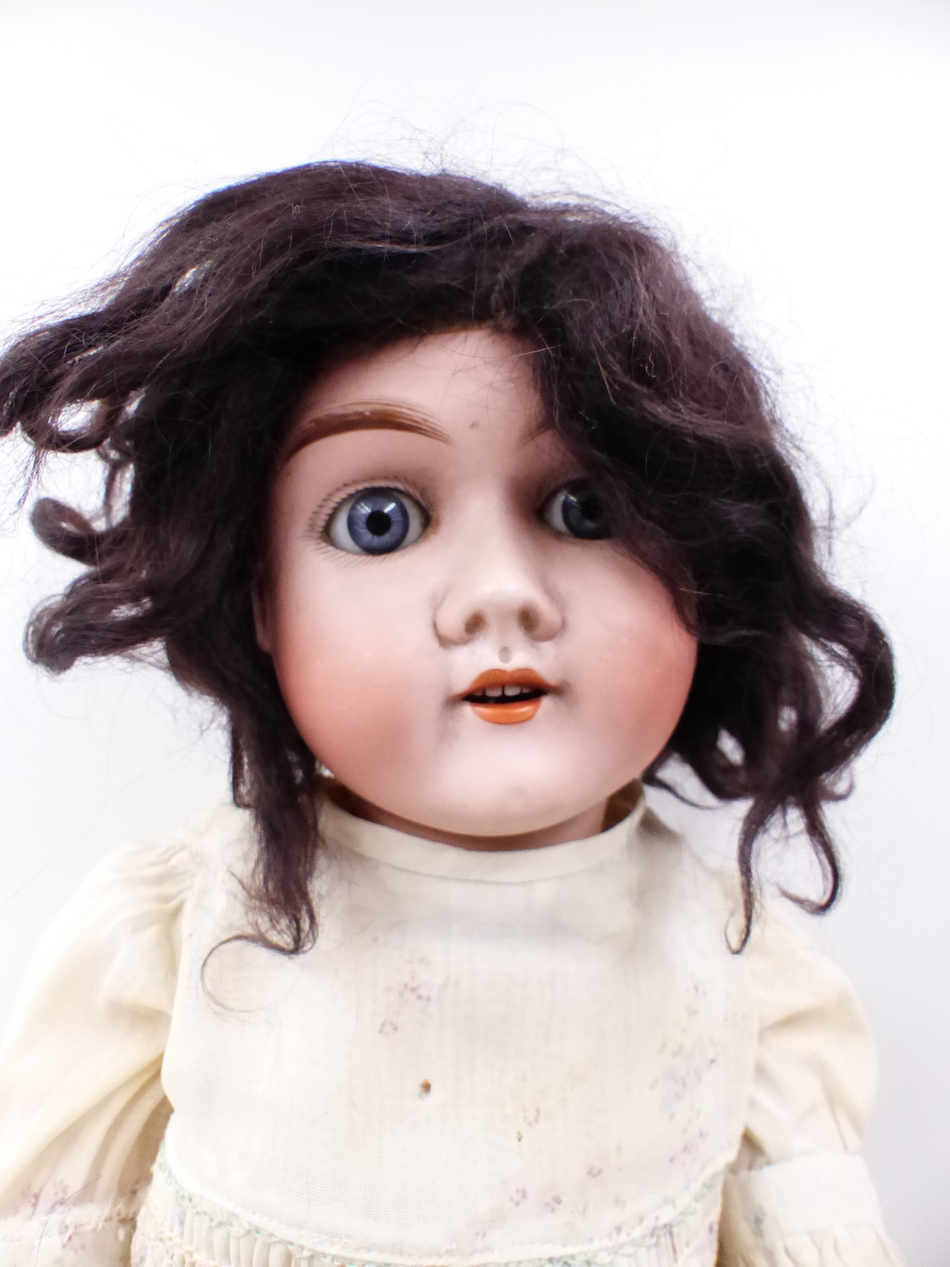 AN ANTIQUE MAX HANDWERKE BISQUE HEAD DOLL NO 283/29 WITH SLEEPING EYES AND JOINTED COMPOSITION BODAY - Image 3 of 96