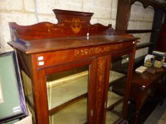 AN EDWARDIAN MAHOGANY AND INLAID DISPLAY CABINET RAISED ON CABRIOLE LEGS. W.107cms.