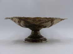 A SILVER HALLMARKED EMBOSSED PEDESTAL FRUIT DISH 1904 BIRMINGHAM, APPROXIMATE HEIGHT 8.5cms x 22.