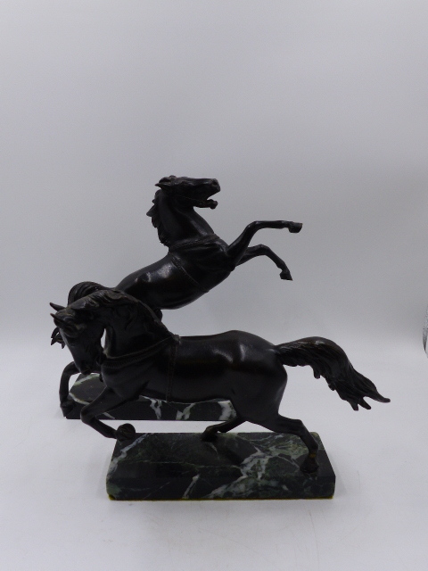 TWO ITALIAN GRAND TOUR BRONZE FIGURES OF PRANCING HORSES ON LATER MARBLE BASES. OVERALL H.24cms - Bild 9 aus 31