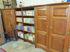 A MAHOGANY BOOKCASE CABINET WITH OPEN AND ENCLOSED SHELVED SECTION. OVERALL W.235cms.