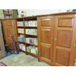 A MAHOGANY BOOKCASE CABINET WITH OPEN AND ENCLOSED SHELVED SECTION. OVERALL W.235cms.