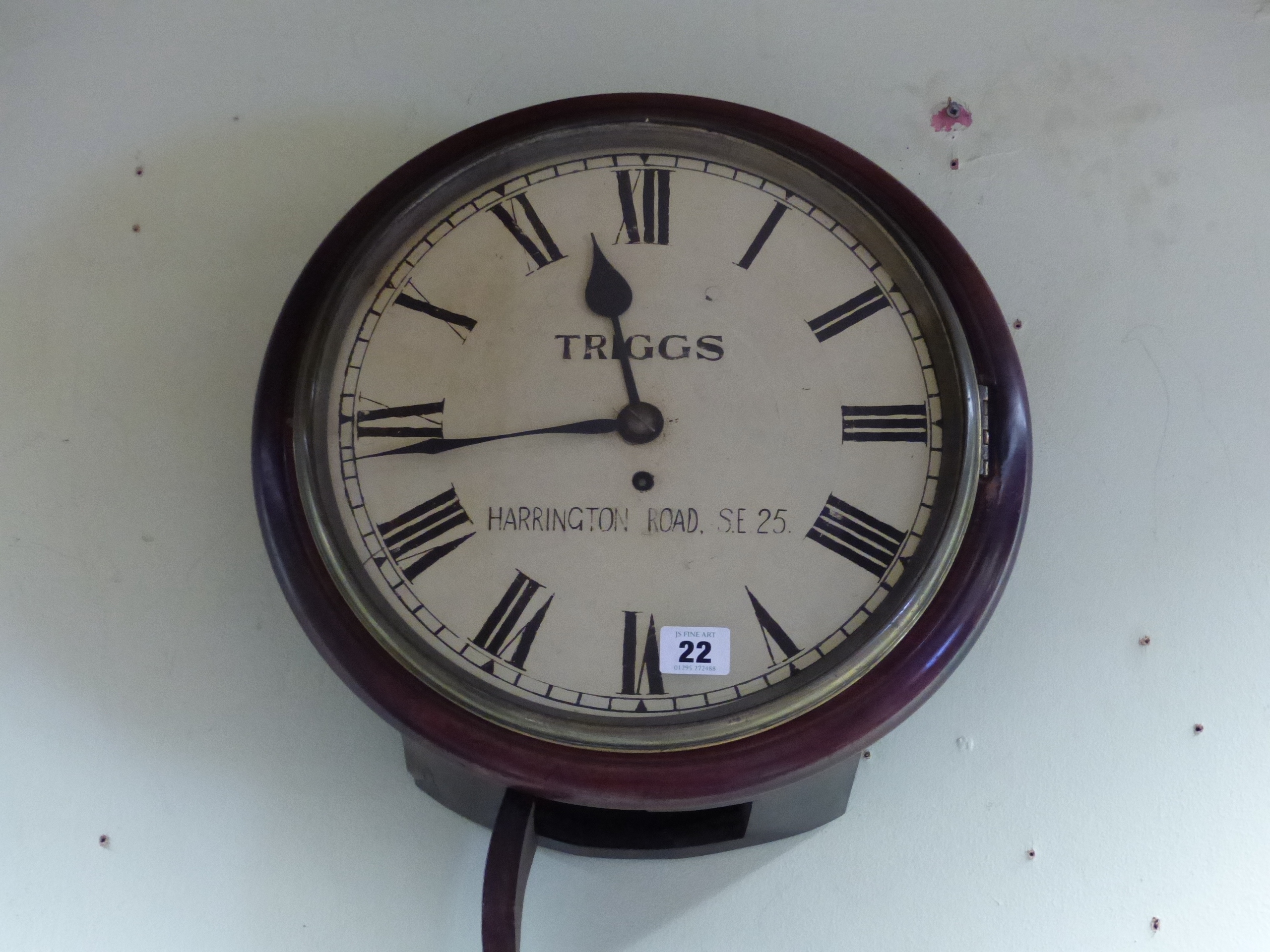 AN EARLY 19th.C.MAHOGANY CASED ROUND DIAL WALL CLOCK WITH SINGLE FUSEE MOVEMENT, THE DIAL SIGNED