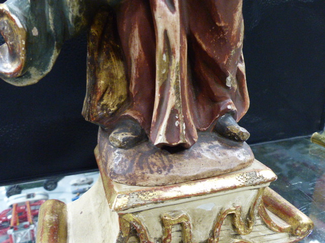 A CONTINENTAL CARVED AND POLYCHROME STANDING FIGURAL GROUP OF THE MADONNA AND CHILD WITH GILT - Bild 6 aus 32