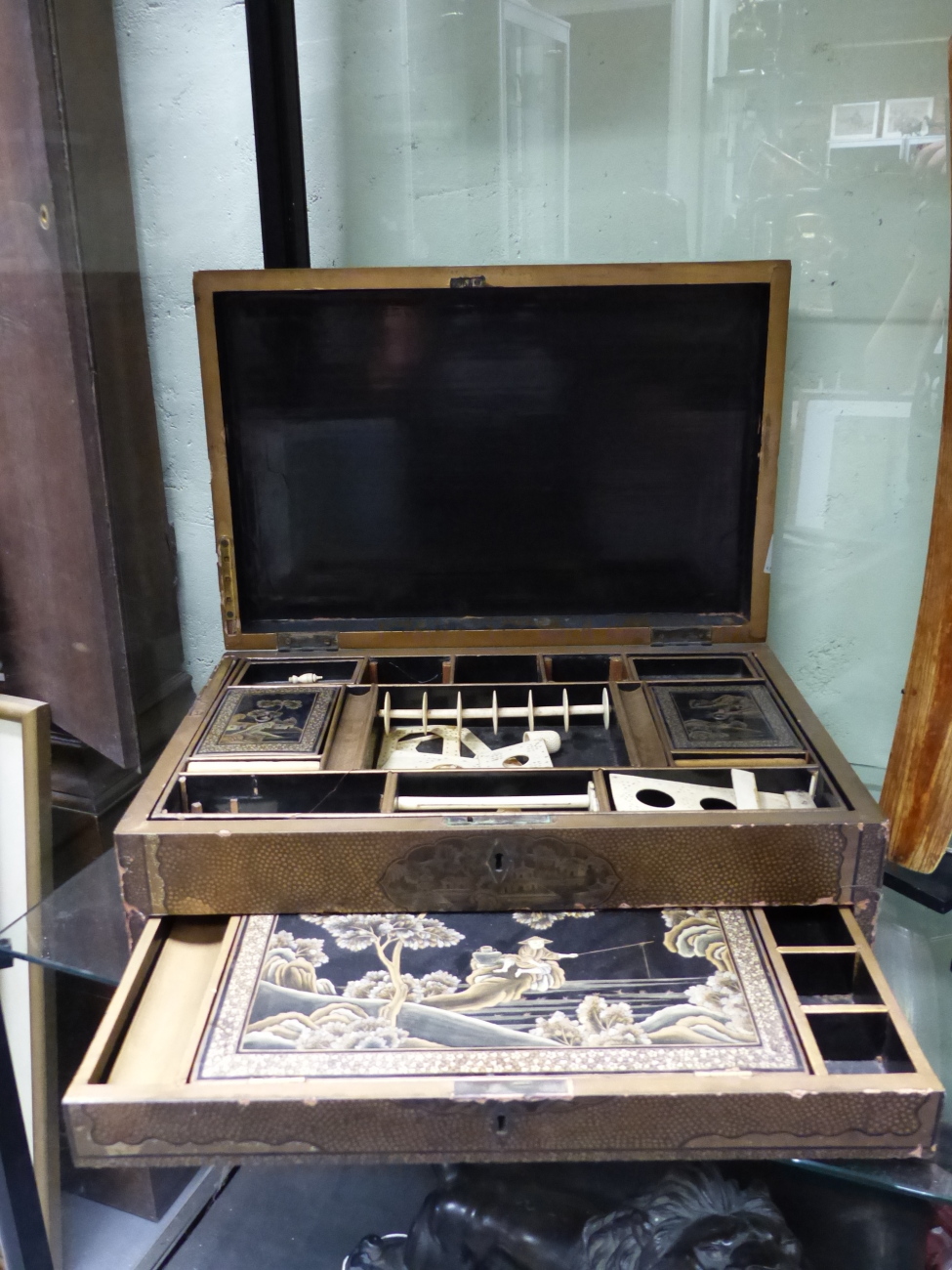 A CHINESE EXPORT LACQUER WORK/WRITING BOX WITH FITTED INTERIOR AND BASE DRAWER ENCLOSING WRITING - Image 4 of 21