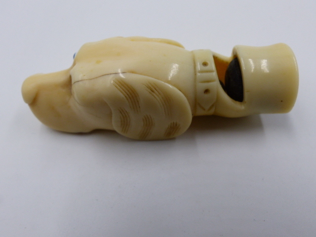 AN ANTIQUE CARVED IVORY WHISTLE IN THE FORM OF A DOG'S HEAD. W.6.5cms. - Bild 9 aus 10