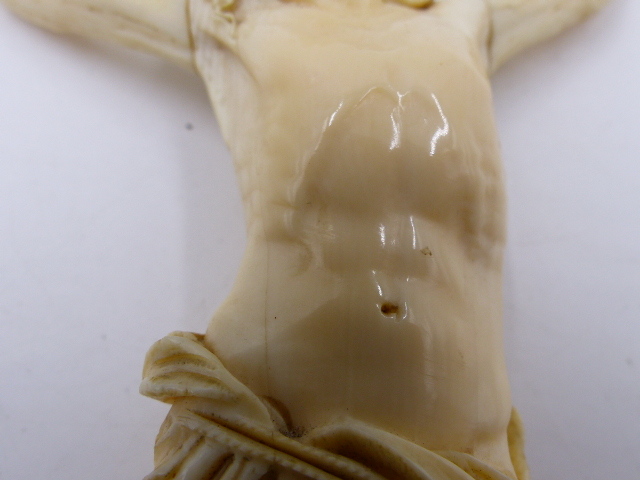 AN ANTIQUE CARVED IVORY CORPUS CHRISTI. H.22cms. - Bild 18 aus 20