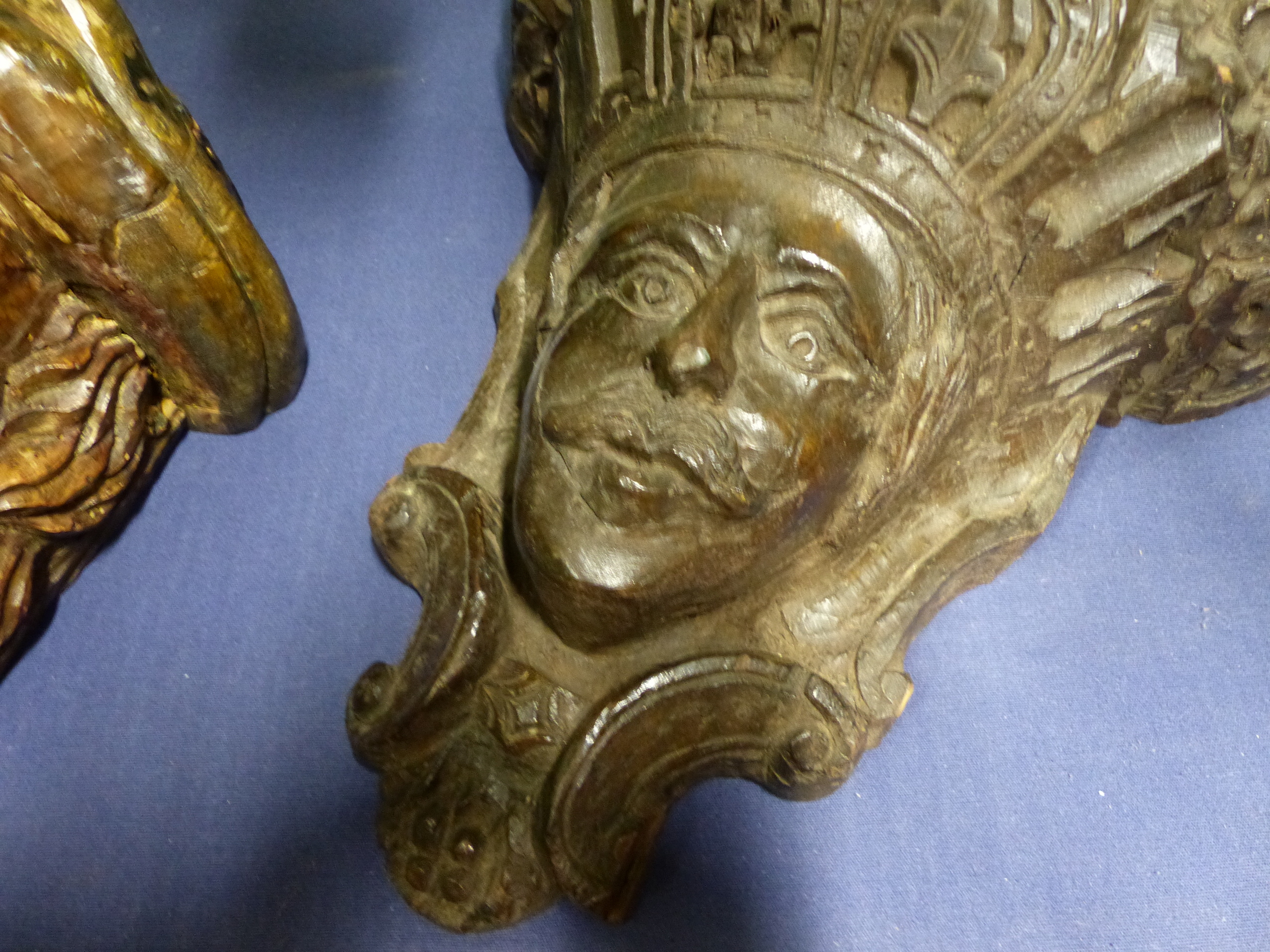 A PAIR OF EARLY CARVED OAK WALL BRACKETS, EACH DECORATED WITH THE FACE OF A MAN WITHIN SCROLLWORK - Bild 18 aus 22