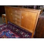 A GORDON RUSSELL OAK COTSWOLD SCHOOL SIDEBOARD WITH THREE CENTRAL DRAWERS. W.139cms.