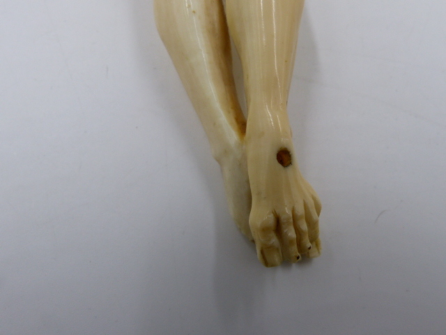 AN ANTIQUE CARVED IVORY CORPUS CHRISTI. H.22cms. - Bild 20 aus 20