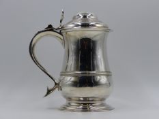 A GEORGE III LIDDED TANKARD, 1773, THOMAS WHIPHAM & CHARLES WRIGHT, APPROXIMATE HEIGHT 20cms,