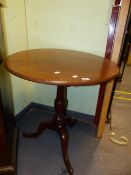 A GEORGIAN MAHOGANY TILT TOP CIRCULAR LAMP TABLE. D.67cms.