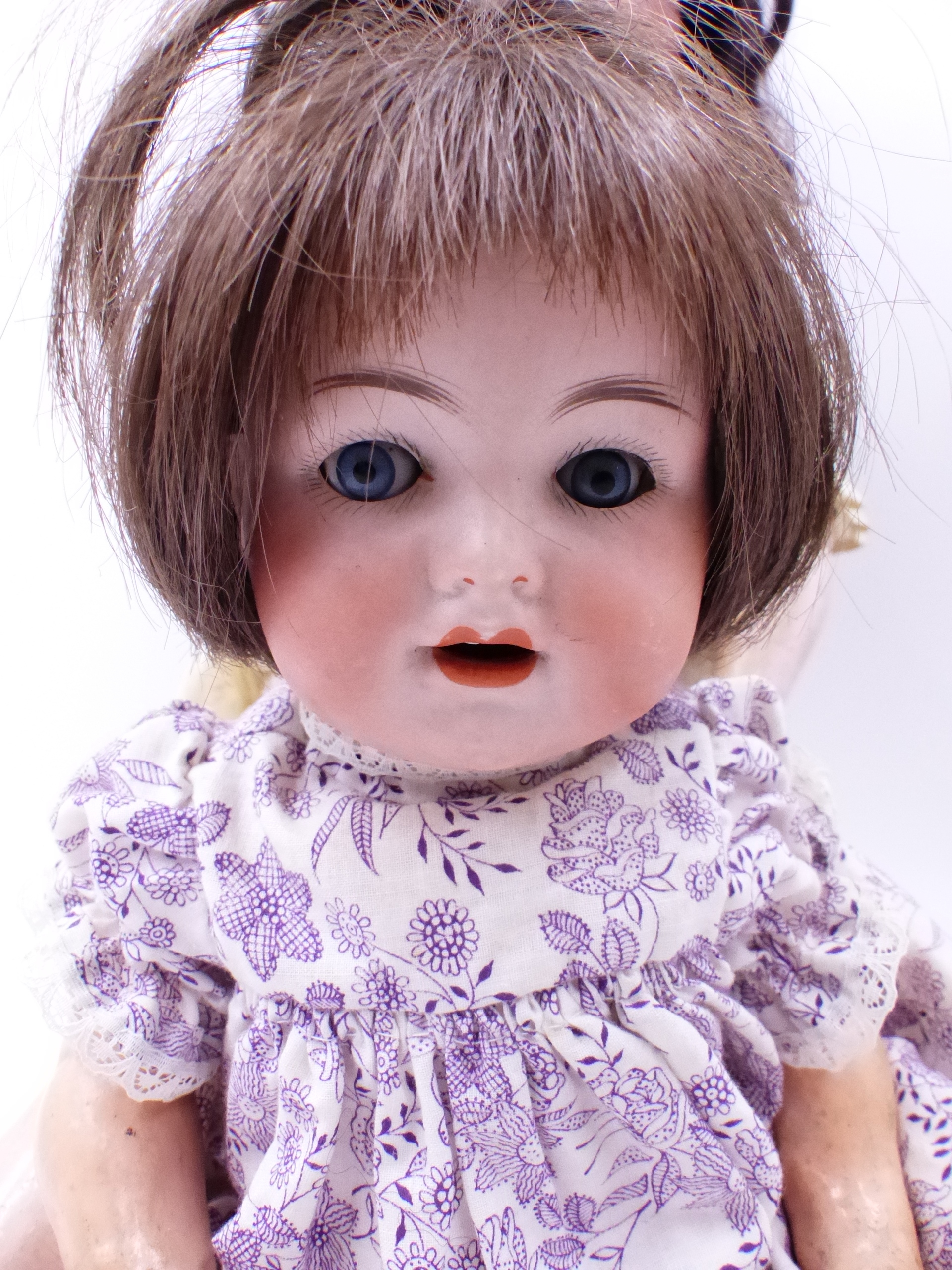 AN ANTIQUE MAX HANDWERKE BISQUE HEAD DOLL NO 283/29 WITH SLEEPING EYES AND JOINTED COMPOSITION BODAY - Image 2 of 96