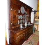 A GOOD QUALITY BESPOKE OAK 18th.C.STYLE COUNTRY DRESSER AND PLATE RACK FITTED WITH AN ARRANGEMENT OF