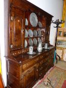 A GOOD QUALITY BESPOKE OAK 18th.C.STYLE COUNTRY DRESSER AND PLATE RACK FITTED WITH AN ARRANGEMENT OF